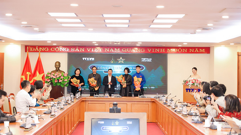 Đại diện các đề cử của Giải Cống hiến nhận hoa từ Ban tổ chức giải.