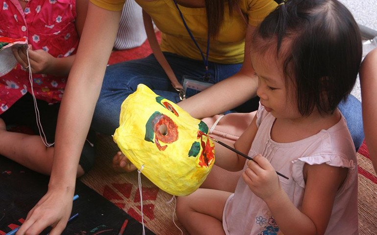 Bé vẽ mặt nạ. Bé vẽ mặt nạ.