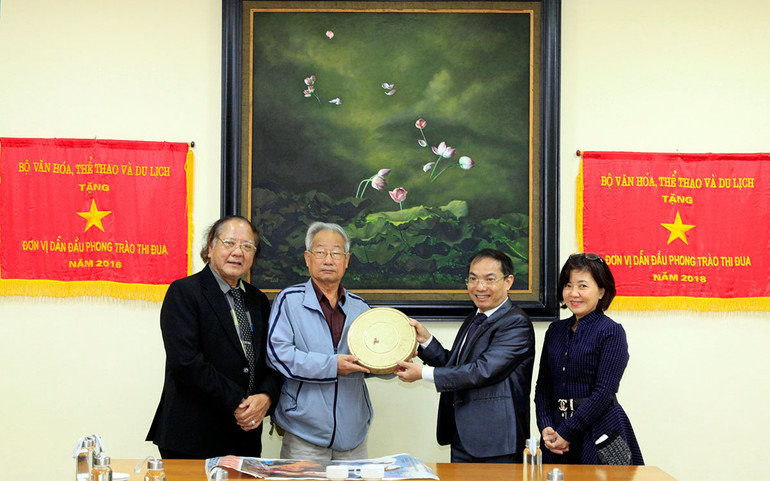 Đạo diễn Phạm Công Thắng tặng phim cho Viện Phim. Đạo diễn Phạm Công Thắng tặng phim cho Viện Phim.