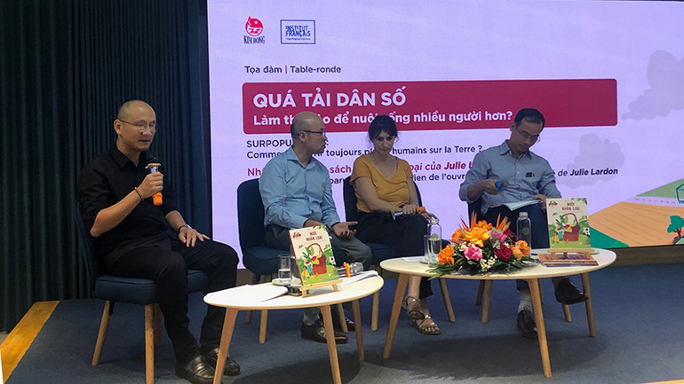 Tác giả Julie Lardon trong buổi giao lưu với độc giả Nhà xuất bản Kim Đồng tại Hà Nội. Cùng tham gia có nhà sử học Vũ Đức Liêm và nhà báo Phan Đăng.