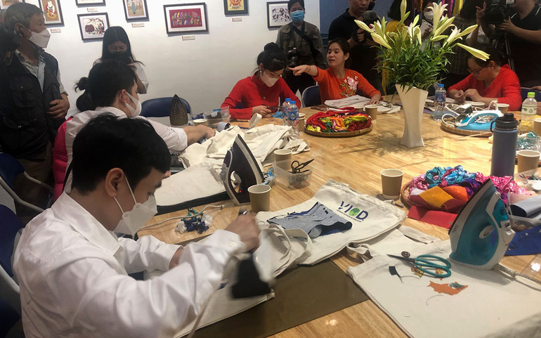 Dùng bàn là cố định các chi tiết trang trí.