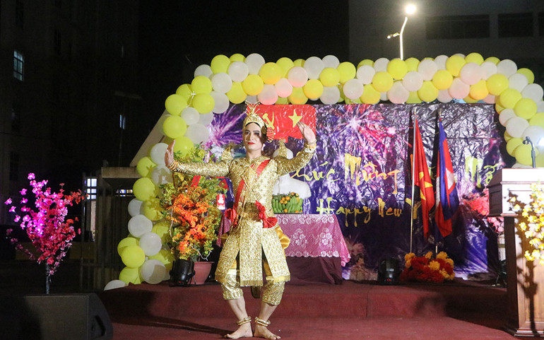 Một tiết mục văn nghệ trong chương trình chào đón năm mới (Ảnh: NGUYỄN HIỆP)