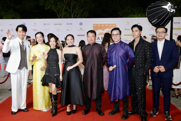 Đoàn làm phim "Kẻ ăn hồn" tại thảm đỏ trước lễ khai mạc.
