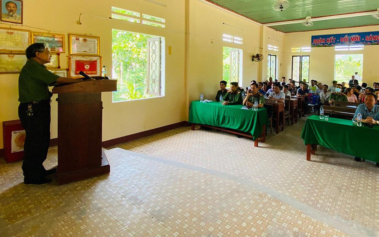 Cán bộ Công an tỉnh Quảng Ngãi trao đổi chuyên đề cùng bà con xã Trà Tây về kiến thức pháp luật, nạn mua bán phụ nữ, trẻ em, lừa tuyển dụng lao động ra nước, nạn tạo hôn trong đồng bào dân tộc thiểu số.