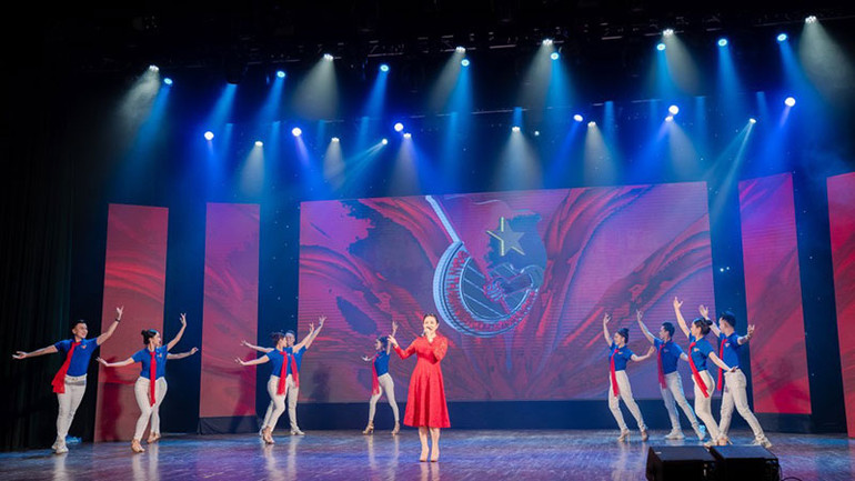 Có nhiều ca sĩ nổi tiếng tham gia chương trình năm nay.