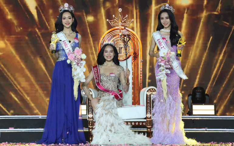 Trịnh Thùy Linh, Huỳnh Thị Thanh Thủy và Lê Nguyễn Ngọc Hằng.