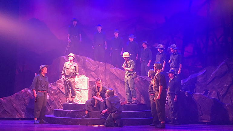 Vở diễn nêu bật tình đồng chí, đồng đội, tình cha con.