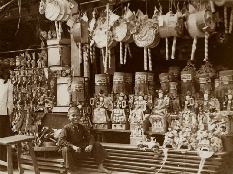 Ông Tiến sĩ giấy được làm vô cùng tinh xảo, đẹp mắt. (Ảnh trong bộ sưu tập của nhà sử học Dương Trung Quốc)