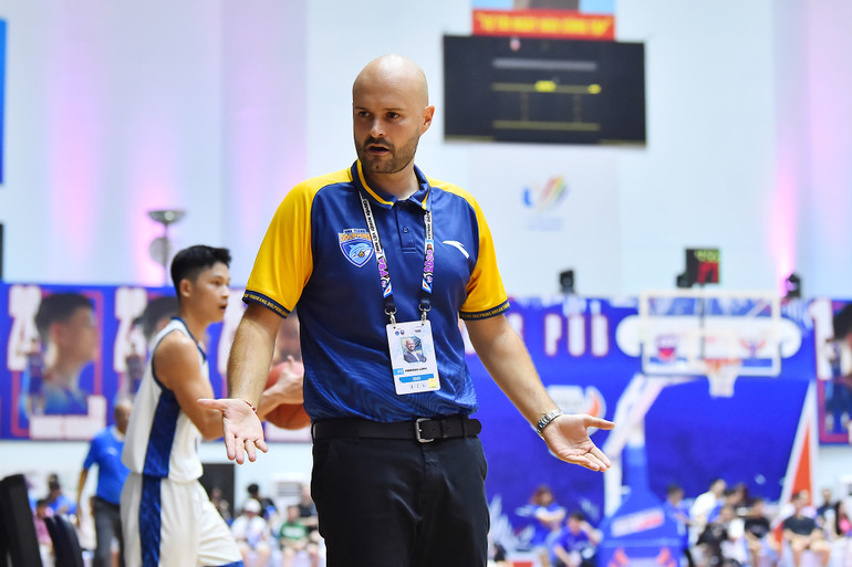 Huấn luyện viên Predrag Lukic (Nha Trang Dolphins) tỏ ra bất lực khi các học trò không thể theo kịp lối chơi bên phía đội chủ nhà.