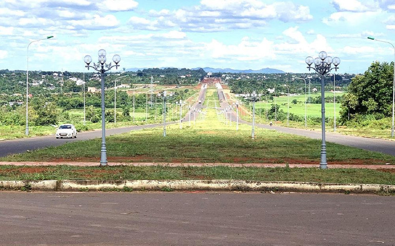 Dự án đường Đông Tây thành phố Buôn Ma Thuột hoàn thành sẽ kết nối khu vực trung tâm thành phố Buôn Ma Thuột với Cảng Hàng không Buôn Ma Thuột. Dự án đường Đông Tây thành phố Buôn Ma Thuột hoàn thành sẽ kết nối khu vực trung tâm thành phố Buôn Ma Thuột với Cảng Hàng không Buôn Ma Thuột.