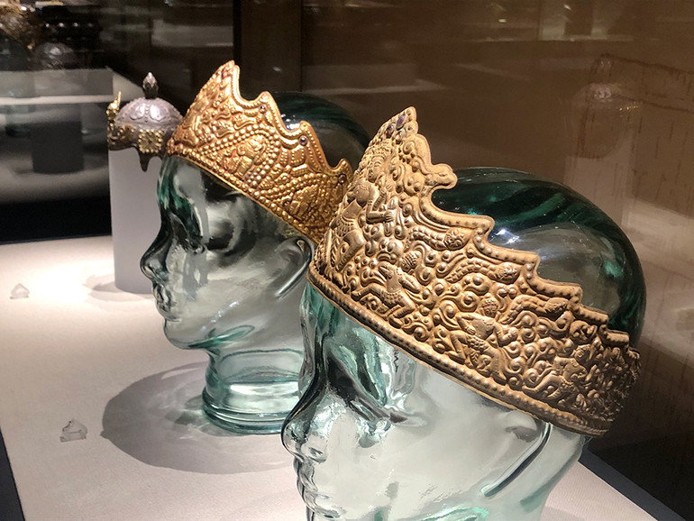 Vương miện và mũ trang trí hình thần Shiva, chim thần Garuda.