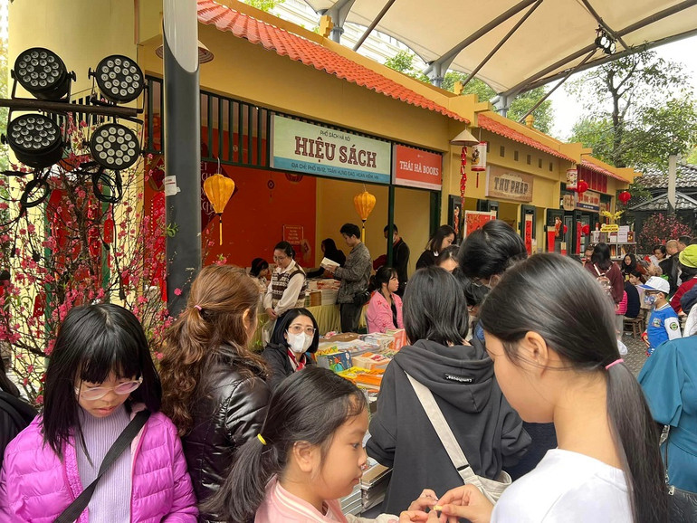 Chương trình lì xì sách của các đơn vị xuất bản nhận được sự ủng hộ nhiệt tình của bạn đọc. (Ảnh: Thái Hà Books)