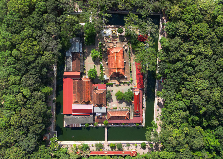 Chùa Âng, ngôi chùa lâu đời nhất trong hệ thống chùa Khmer ở Trà Vinh, xây dựng cách đây hơn 10 thế kỷ. Chùa mang đậm phong cách kiến trúc chùa Khmer Nam Bộ, tọa lạc trên khuôn viên rộng khoảng 4ha, rợp mát bóng cây cổ thụ, xung quanh có hào nước sâu bao bọc. Cổng chùa gồm 3 ngọn tháp, ở trên có đắp tượng chằn, hai bên trụ là hình tiên nữ và chim thần theo mô-típ truyền thống.