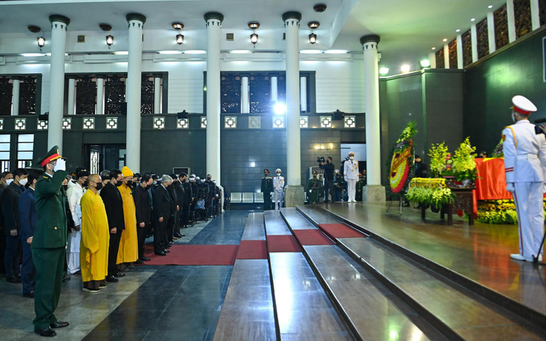 Đoàn Ủy ban Trung ương Mặt trận Tổ quốc Việt Nam do đồng chí Đỗ Văn Chiến, Bí thư Trung ương Đảng, Chủ tịch Ủy ban Trung ương Mặt trận Tổ quốc Việt Nam, dẫn đầu vào viếng đồng chí Vũ Oanh. Đoàn Ủy ban Trung ương Mặt trận Tổ quốc Việt Nam do đồng chí Đỗ Văn Chiến, Bí thư Trung ương Đảng, Chủ tịch Ủy ban Trung ương Mặt trận Tổ quốc Việt Nam, dẫn đầu vào viếng đồng chí Vũ Oanh.