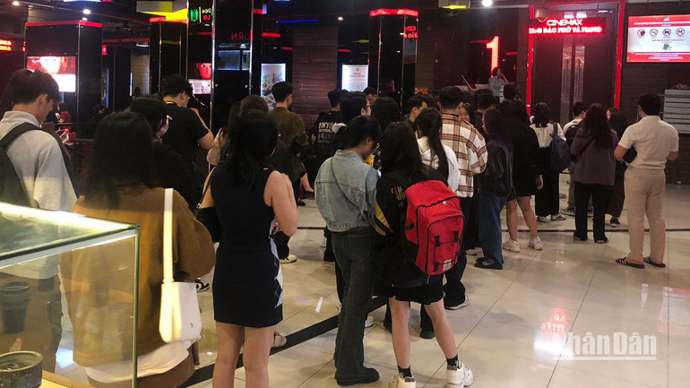 Khán giả xếp hàng chờ xem “Đào, Phở và Piano” tại Trung tâm Chiếu phim Quốc gia. (Ảnh: VŨ ANH) Khán giả xếp hàng chờ xem “Đào, Phở và Piano” tại Trung tâm Chiếu phim Quốc gia. (Ảnh: VŨ ANH)