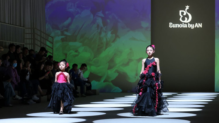 Các mẫu nhí Việt Nam tỏa sáng trên sàn diễn.