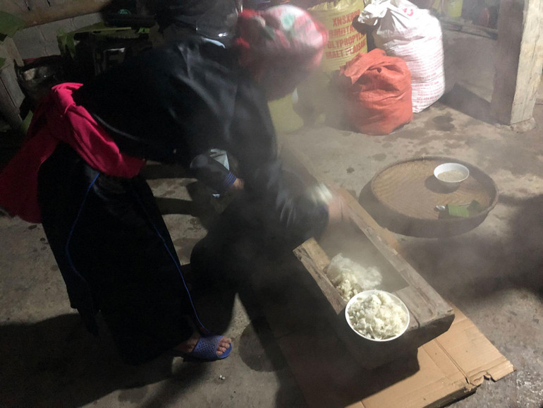 Gạo nếp đồ xong được đổ ra cối gỗ. Gạo nếp đồ xong được đổ ra cối gỗ.