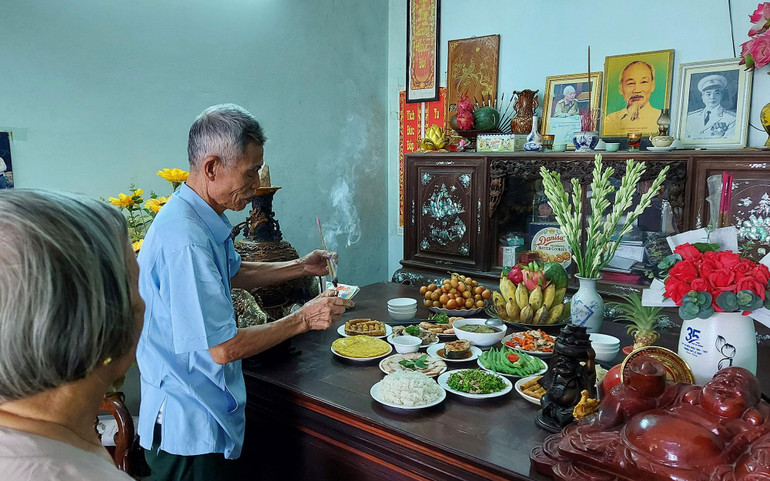 Đối với người dân Lệ Thủy, việc thờ cúng Bác Hồ không chỉ tỏ lòng tri ân công lao to lớn của Người mà còn để giáo dục truyền thống, đạo lý cho con cháu.