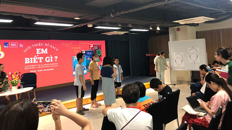 Trò chơi đóng vai lập trình viên và robot để vẽ tranh. Trò chơi đóng vai lập trình viên và robot để vẽ tranh.