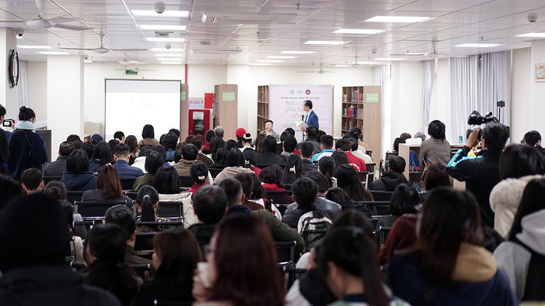 Đông đảo độc giả trẻ rất quan tâm đến những nội dung nghiên cứu của cuốn sách. Đông đảo độc giả trẻ rất quan tâm đến những nội dung nghiên cứu của cuốn sách.