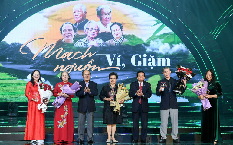 Ban tổ chức tặng hoa và kỷ niệm chương cho người thân, gia đình các nhạc sĩ.