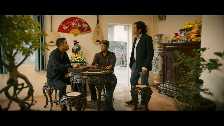 Các nghệ sĩ Thái Sơn, Bùi Như Lai và Minh Tiệp trong phim. Các nghệ sĩ Thái Sơn, Bùi Như Lai và Minh Tiệp trong phim.