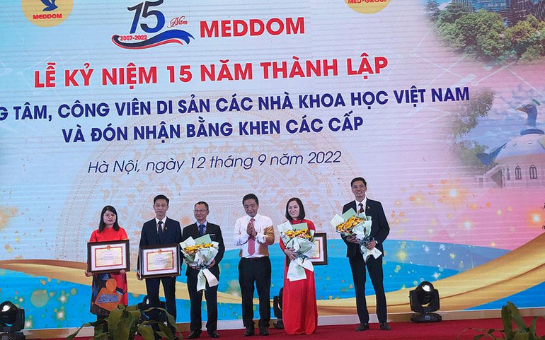 Thứ trưởng Hoàng Đạo Cương trao bằng khen cho các cá nhân của Trung tâm. Thứ trưởng Hoàng Đạo Cương trao bằng khen cho các cá nhân của Trung tâm.