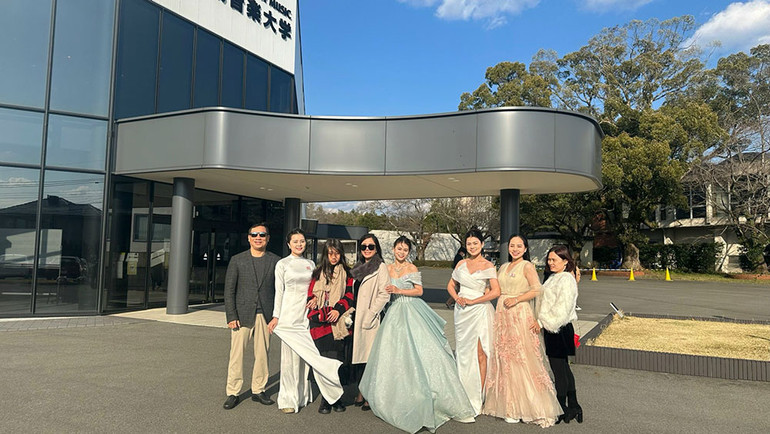 Phạm Thùy Linh cùng các thành viên trong đoàn Việt Nam trải nghiệm văn hóa tại đất nước Mặt trời mọc.