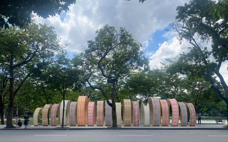 Thiết kế sáng tạo từ chất liệu mây tre trưng bày bên hồ Hoàn Kiếm.