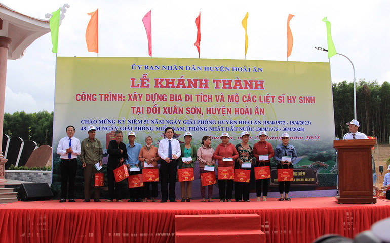 Các đồng chí lãnh đạo tặng quà cho gia đình chính sách, thân nhân Anh hùng liệt sĩ.