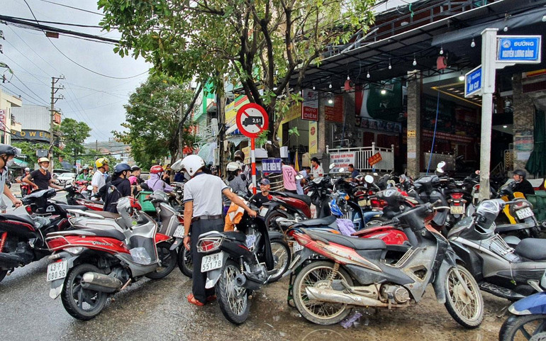 Tiệm sửa xe đông người chờ đến lượt.