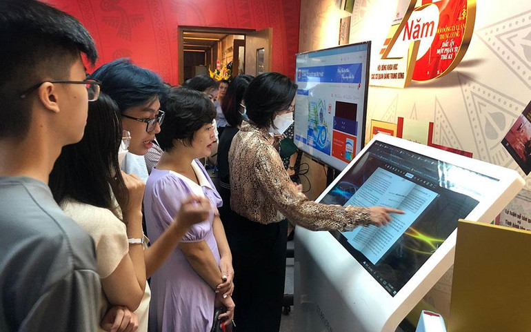 Khách tham quan trải nghiệm các xuất bản phẩm điện tử.