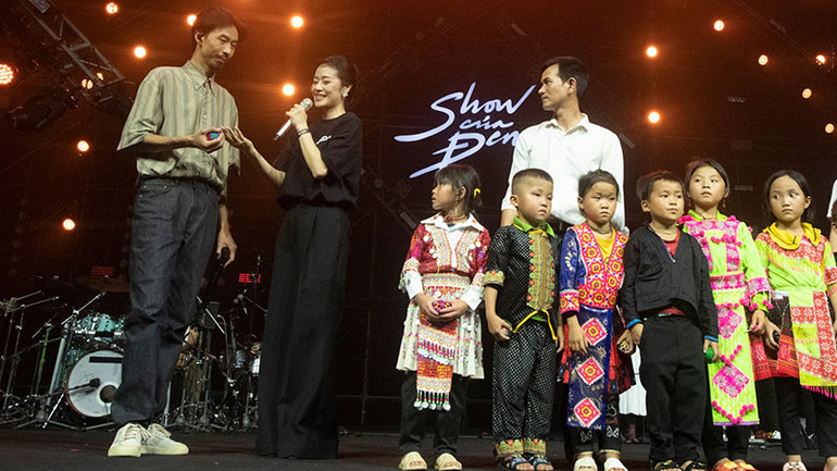 Những em bé Điện Biên xuống với show của Đen. Những em bé Điện Biên xuống với show của Đen.