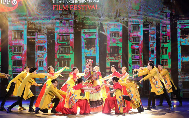 Một tiết mục văn nghệ đặc sắc tại lễ khai mạc.