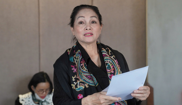 NSND Hà Thủy đọc Quyết định trao kỷ niệm chương cho các nghệ sĩ.