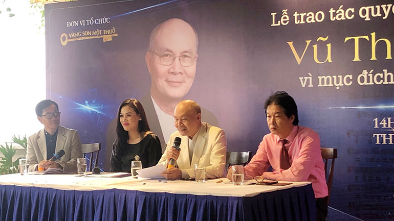 Nhạc sĩ Vũ Thành An đọc bức thư trao tác quyền di sản âm nhạc của mình với mục đích làm thiện nguyện. Nhạc sĩ Vũ Thành An đọc bức thư trao tác quyền di sản âm nhạc của mình với mục đích làm thiện nguyện.