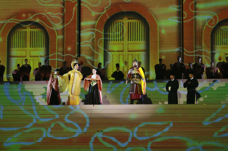 Tái hiện hình ảnh Thái hậu Dương Vân Nga trao long cổn cho tướng Lê Hoàn.