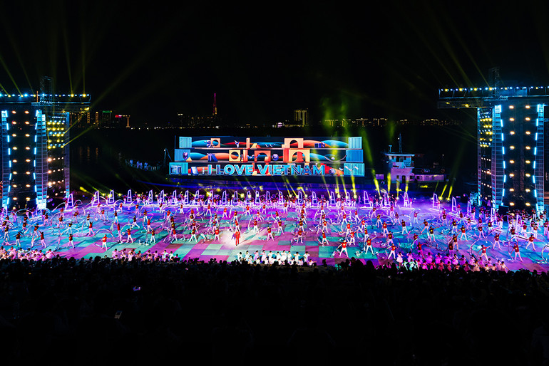 Sân khấu rộng hàng nghìn m2 với màn trình diễn trên tàu.