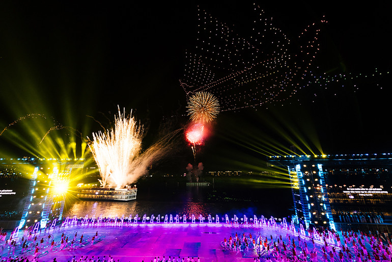 Màn trình diễn drone trên bầu trời Thành phố.