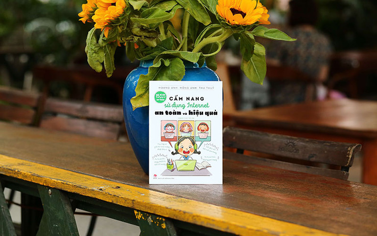 Cuốn “15 bí kíp giúp tớ an toàn - Cẩm nang sử dụng internet an toàn và hiệu quả”. (Ảnh: Nhà xuất bản Kim Đồng)