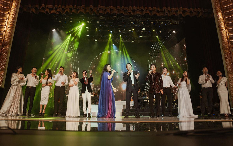 Bản hòa ca "Dòng sông đa tình" do các nghệ sĩ cùng hát.