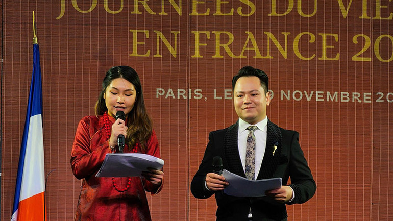 Thanh Phong dẫn chương trình cùng MC.