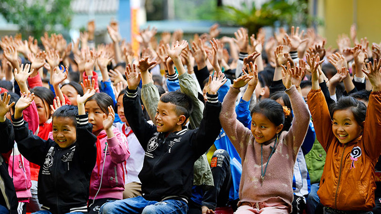 Niềm vui của các em nhỏ vùng cao khi được xem phim.