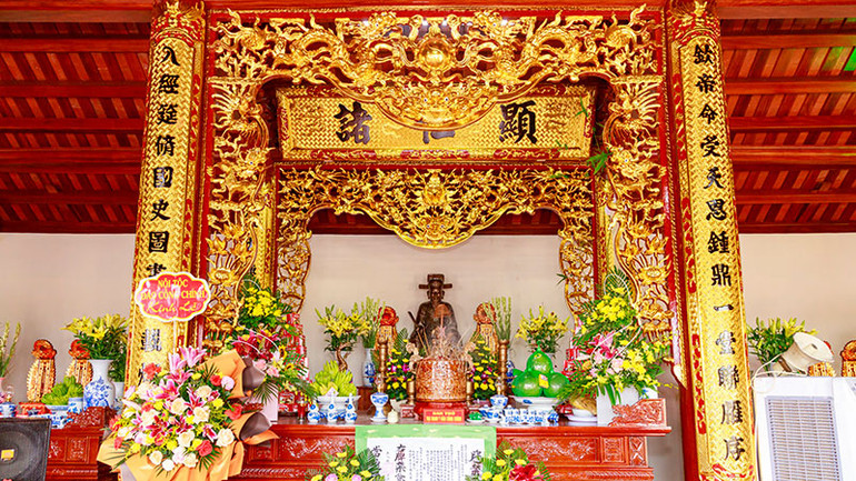 Tượng đại danh y trong gian thờ. Tượng đại danh y trong gian thờ.