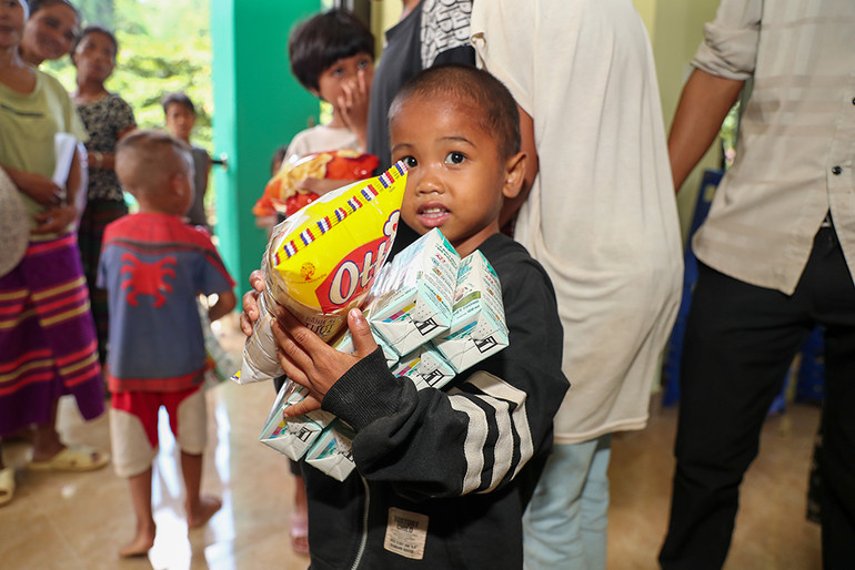 Niềm vui của em nhỏ khi được tặng quà.