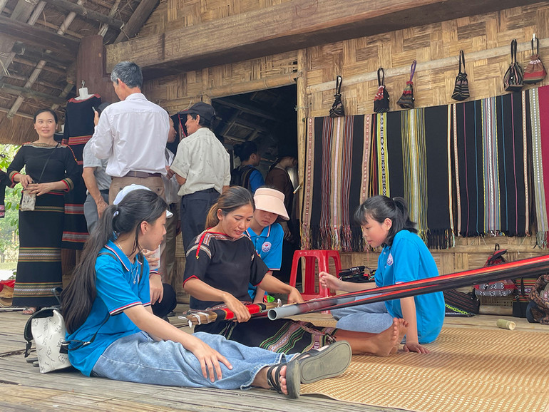 Học sinh tìm hiểu dệt thổ cẩm của đồng bào Ê Đê.