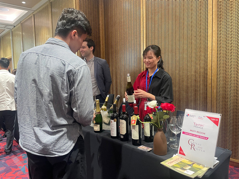 Người tham dự được nếm thử nhiều loại rượu nổi tiếng của Pháp. Người tham dự được nếm thử nhiều loại rượu nổi tiếng của Pháp.