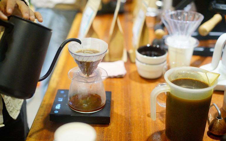 Trình diễn pha cà phê.