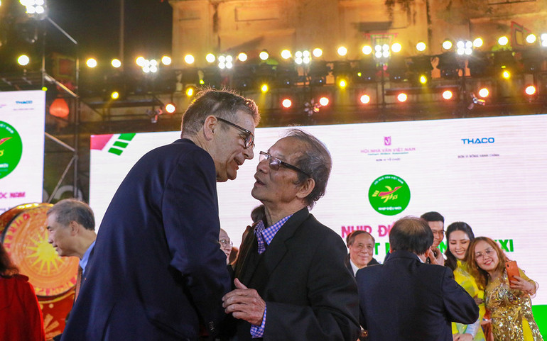 Cuộc gặp cảm động giữa nhà thơ Bằng Việt và nhà thơ Mỹ Bruce Weigl.