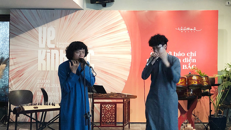 Ngô Hồng Quang trình diễn ngẫu hứng cùng nghệ sĩ beatbox Trung Bảo.